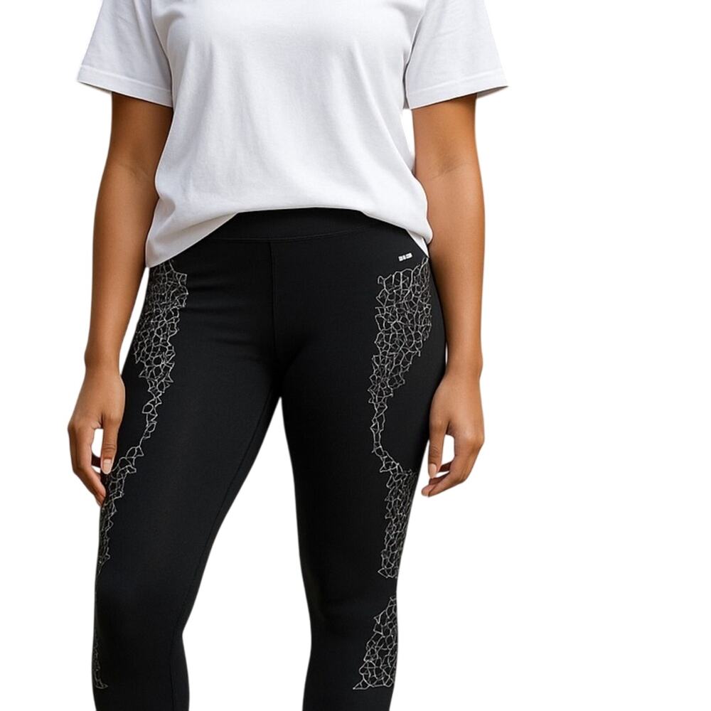 Reebok Black & White Cropped Capri Leggings Medium Workout & Athleisure